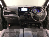 車内は光触媒抗菌消臭施工済です。インパネ周りはスタイリッシュなデザインで機能や装備も充実しています。グローブボックスやカップホルダーのほかにトレーなどたくさんの収納スペースが付いています。