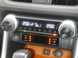 【オートエアコン】車内温度を感知して自動で温度調整をしてくれるのでいつでも快適な車内空間を創り上げます!どの席に座っても快適なドライブが楽しめます♪