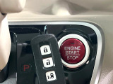 【Hondaスマートキー】カバンやポケットに入れたままでもドアの施錠・解錠が可能なスマートキーを装備。エンジンのオン・オフ時もカギを取り出す必要が無いからとっても便利です♪