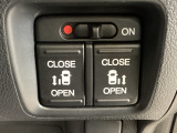 リアドアは乗り降りに便利な両側電動スライドドアです。また運転席に座っていながらスイッチ操作で自在にスライドドアを開け閉めできます。