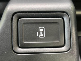 【パワースライドドア】スマートキーや運転席のスイッチでスライドドアの開閉が可能♪電動だから力を入れてドアを開ける必要が無く、小さいお子様でも、重い荷物を持っている時もラクに開け閉めできます♪