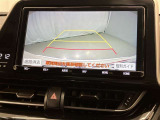 車庫入れなど後進運転時に死角をモニターで確認ができて安全です♪ ステアリング操作の参考になるガイド線も表示しますので車庫入れがニガテな方も安心ですネ!