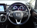 ハンドル左側にはオーディオ操作が出来るオーディオリモートコントロールスイッチ、右側にはHonda SENSINGとオートクルーズコントロールのスイッチを装備!