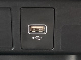 USB入力端子を装備しており、外部機器から音楽を再生できます。