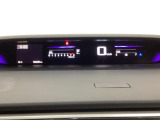 デジタル表示のスピードメーターとタコメーターを大きく配した見やすいメーター部になっています。左側のインフォメーション画面でオドメーターや燃費などの情報を確認できます。