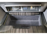 センターコンソール内にはUSB充電器や様々な電気製品の電源供給ポートとしてアクセサリーソケットを装備しています。AUX端子や、通信/給電用USBも装備しています。車内にあると便利なアイテムです。