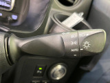 【オートライト】周りの明るさに応じて自動でヘッドライトの点灯・消灯ができる機能です!ライトの付け忘れ・消し忘れなどが無くなり、雨の日や夕方の走行も安心!トンネル通過時も便利ですね♪