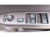 運転席から全ての窓の開閉ができます。ウィンドウロック機能はお子様のいたずら防止に有効です。