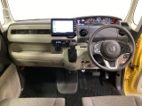 車内は光触媒抗菌消臭施工済です。スタイリッシュなデザインで暖かみのあるインパネ周りを演出します。グローブボックスやカップホルダーのほかにトレーなどたくさんの収納スペースが装備されています。