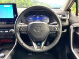 インテリアに合わせたデザインのステアリングは、運転される方のことも考え、運転しやすい形状、大きさです。是非一度、実際に触ってお確かめください。