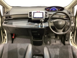 車内は光触媒抗菌消臭施工済です。インパネ周りはスタイリッシュなデザインです。グローブボックスやカップホルダーのほかにトレーなどたくさんの収納スペースが付いています。