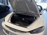 【リヤ・トランク】リヤにもトランクがあるのはミッドレイアウトならでは。(容量122L)スポーツカーでありながら優れた実用性を備えています。