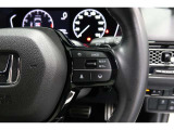 Hondaセンシングの機能のひとつ、アダプティブクルーズコントロール付!アクセルから足を離しても設定したスピードと前車との車間を保ち走行してくれます!車線維持もアシスト☆高速道路で疲労軽減ですね☆