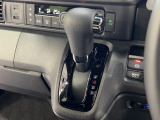 インパネシフトだから視線の移動も少なく足元もスッキリ♪運転席もゆったりしているのでゆとりを持ってドライブできますね!
