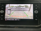 ギアをリバースに入れると車両後方の映像を映し出します。画面にはガイドラインが表示され、車庫入れや縦列駐車などの際に安全確認をサポートします。