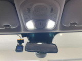 夜間の車内を優しく照らす室内灯。スイッチの節度感も良好です。