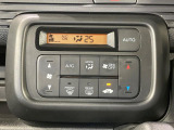 【オートエアコン】一度お好みの温度に設定すれば、車内の温度を検知し風量や温度を自動で調整。暑い&hellip;寒い&hellip;と何度もスイッチ操作をする必要はありません。快適な車内空間には必須の機能ですね♪