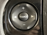 ステアリングスイッチがついていますので、オーディオのチャンネル変更、ボリューム、ジャンル変更が操作可能です。ハンドルから手を離さず安全に操作できます。