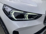【LEDヘッドライト】先進のLEDテクノロジーを採用。放射される白色光の周波特性は太陽光に近く、バイキセノン・ヘッドライトを上回るコントラストで更に明るく輝きます!