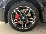 【BMWアロイホイル】軽量かつ強度に拘ったアロイホイル。走行性能ポテンシャルを引き出す設計。車の足元を引き締めてくれる大きなポイントはアロイホイルです。