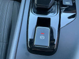 電動パーキングブレーキは、従来の足踏み式に比べ、しっかりと車をホールドしてくれるので安心です。女性の方には特に安心いただける装備です