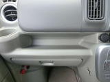 【多彩な収納スペース】助手席側インストトレイ