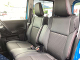 レザー調のコンビネーションシートです。赤いステッチがカッコいい◎運転席と助手席にはシートヒーターが付いています。
