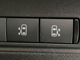 【ハンズフリー機能付き両側パワースライドドア】スライドドアの下に足先を入れてすぐ引くと、自動的にスライドドアが開閉します!荷物で両手がふさがった状態でも、ドアの開閉ができてとっても便利!
