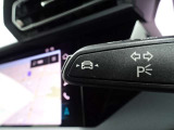 居眠り運転やわき見運転など、万が一車両が道路白線をはみだしそうになると、車がハンドルを自動修正してくれるアウディレーンアシストが装備されております。