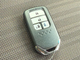 スマートキーのお写真です。鍵をお持ち頂くだけでドアの施錠開錠が可能です♪
