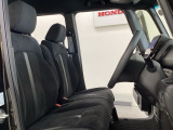 女性でも運転がしやすいように、シートの高さ調整機能(シートリフター)がついています。運転席と助手席の間が空いている為、助手席側への移動がスムーズです。交通量の多い道でも助手席側から乗り降りができます。
