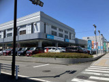 屋内にに50台展示しております。悪天候でもじっくり車両確認できます!