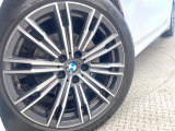 ●純正18インチアルミホイール:輸入車ならではの卓越した走りを支えるホイールと足回りです!日本車の走りに慣れている方にもぜひ体感して頂きたいほど、高いレベルでまとまっています!