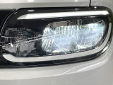 【LEDヘッドライト】悪天候や夜間走行時も良好な視界を確保し安心して運転できる高輝度LEDヘッドライトを装備!点灯速度が早く、消費電力も抑えられています。
