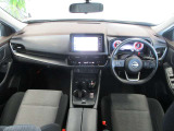 ■黒を基調としたスタイリッシュなデザインの運転席です。衝突被害軽減ブレーキ、レーンキープアシストなどの安心装備付き!