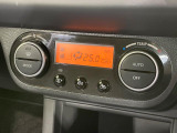【オートエアコン】一度お好みの温度に設定すれば、車内の温度を検知し風量や温度を自動で調整。暑い&hellip;寒い&hellip;と何度もスイッチ操作をする必要はありません。快適な車内空間には必須の機能ですね♪