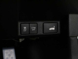 【シティブレーキアクティブシステム】低速走行時、自車が前方の車両のほぼ真後ろから追突する恐れがある時、運転者のブレーキ操作を支援、衝突回避を支援したり衝突の衝撃を軽減する装置です。