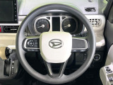 インテリアに合わせたデザインのステアリングは、運転される方のことも考え、運転しやすい形状、大きさです。是非一度、実際に触ってお確かめください。