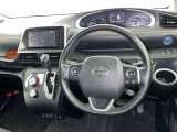 運転席まわりです。 各操作スイッチは使いやすい位置に配置されてます。