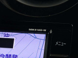 日産純正ナビゲーションMM318D-Wが付いています。