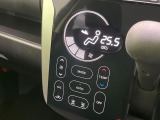【オートエアコン】一度お好みの温度に設定すれば、車内の温度を検知し風量や温度を自動で調整。暑い&hellip;寒い&hellip;と何度もスイッチ操作をする必要はありません。快適な車内空間には必須の機能ですね♪