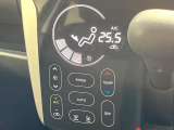 【オートエアコン】一度お好みの温度に設定すれば、車内の温度を検知し風量や温度を自動で調整。暑い&hellip;寒い&hellip;と何度もスイッチ操作をする必要はありません。快適な車内空間には必須の機能ですね♪