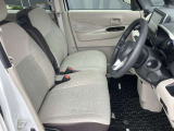 ◆前面ドア運転席◆ドアの開口が広く乗降ラクラク。シートの幅も広く運転していてもストレスを感じません。足元も広く快適なドライブを演出してくれます。