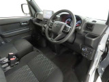 シンプルで使いやすいデザインの運転席です。