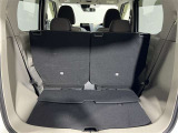 リアシートを起こした荷室も十分な広さです