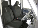 高いホールド性で運転姿勢が安定します。長距離ドライブでも疲れにくいのが魅力です。快適なドライビングライフをお送りください♪