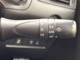 【オートライト】周りの明るさに応じて自動でヘッドライトの点灯・消灯ができる機能です!ライトの付け忘れ・消し忘れなどが無くなり、雨の日や夕方の走行も安心!トンネル通過時も便利ですね