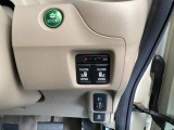 【eコンスイッチ】低燃費運転をサポートするECONモード。スイッチをONすると、エンジンやトランスミッション、A/Cなどを協調制御し、燃費の向上に貢献。エコドライブの効果を高めます。