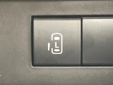【パワースライドドア】スマートキーや運転席のスイッチでスライドドアの開閉が可能♪電動だから力を入れてドアを開ける必要が無く、小さいお子様でも、重い荷物を持っている時もラクに開け閉めできます♪