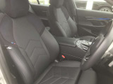 【コックピットシート】BMW車の主役席。車体中央にくる様に配置し車両重心とが一致する事でドライバーと車との一体感あるドライビングを実現。人間工学に基づき形成した形状が長時間のドライブ疲労も軽減します!